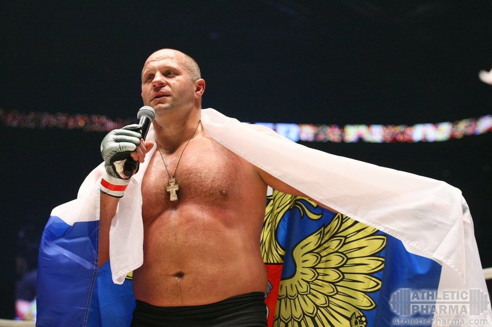 Федор Емельяненко с российским флагом