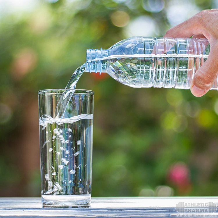 Чистая питьевая вода в стакане