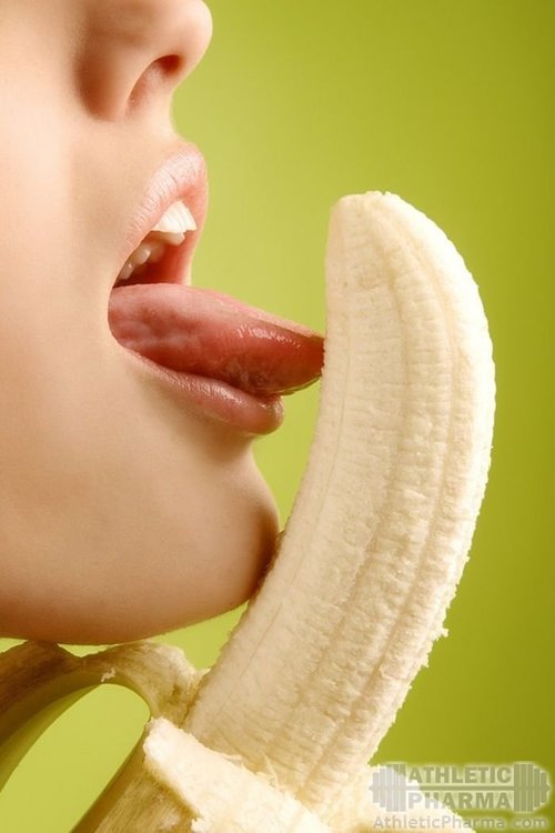 Сексуально ест банан
